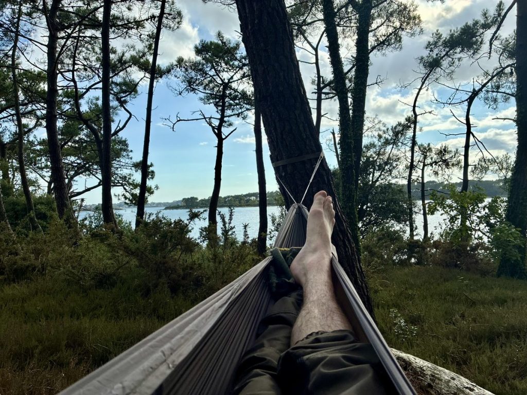 Moment de repos dans un hamac face à la nature pour préserver l’Essentiel