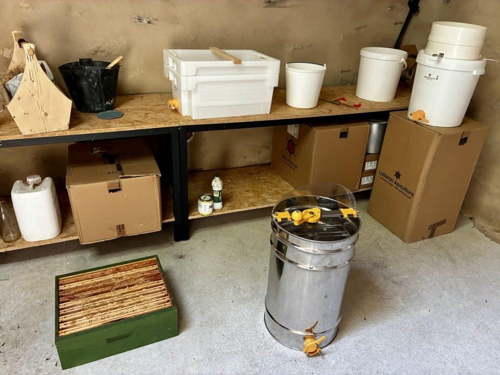 Matériel d’apiculture et cadres de ruche préparés pour le travail autour du miel
