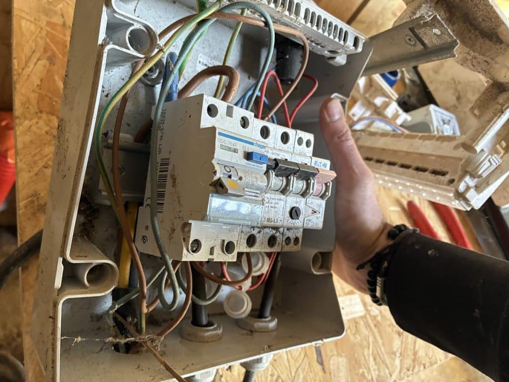 Réparation d’une installation électrique parmi les nombreuses tâches utiles du quotidien