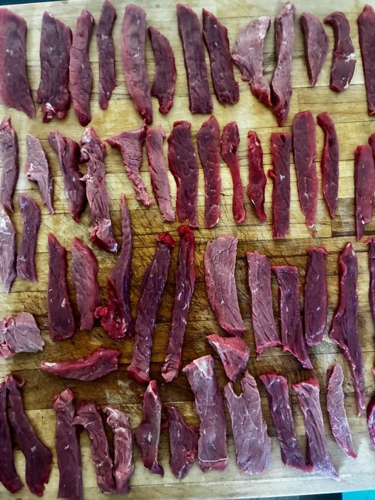 Lanières de rumsteck découpées dans le sens des fibres pour le jerky
