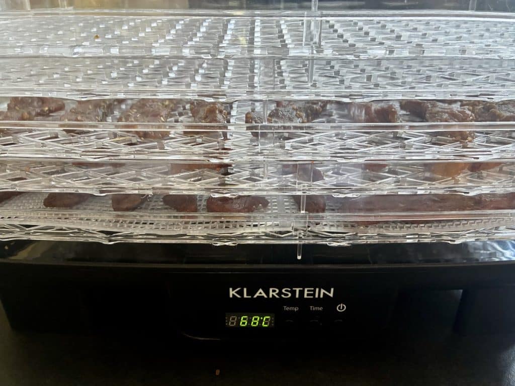 Lanières de jerky dans le déshydrateur Klarstein réglé à 68 degrés