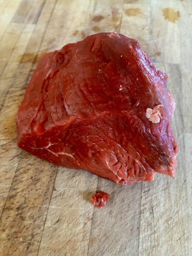 Morceau de rumsteck maigre utilisé pour préparer le jerky maison