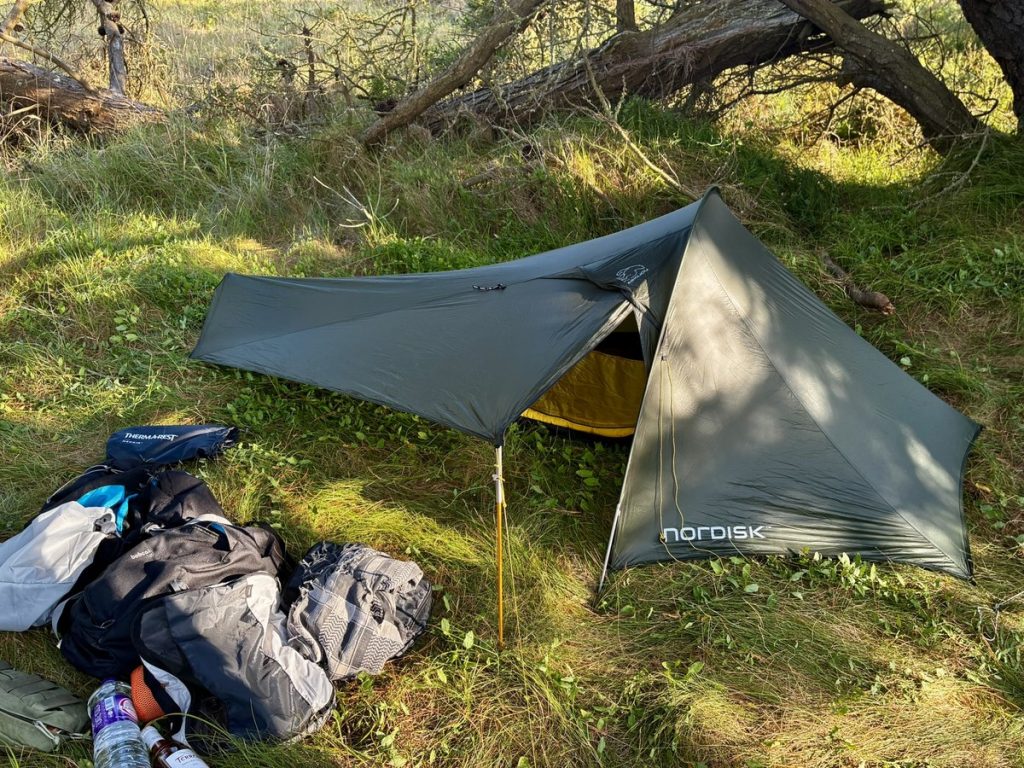 Bivouac sous une tente Nordisk prêtée pour la randonnée