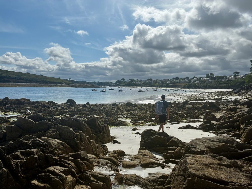 Passage sur la côte rocheuse pendant la randonnée
