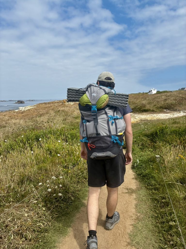 Randonnée avec un sac à dos chargé sur le sentier côtier