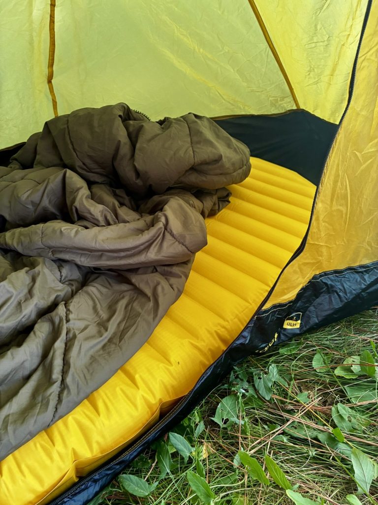 Matelas Therm-a-Rest NeoAir testé à l’intérieur de la tente